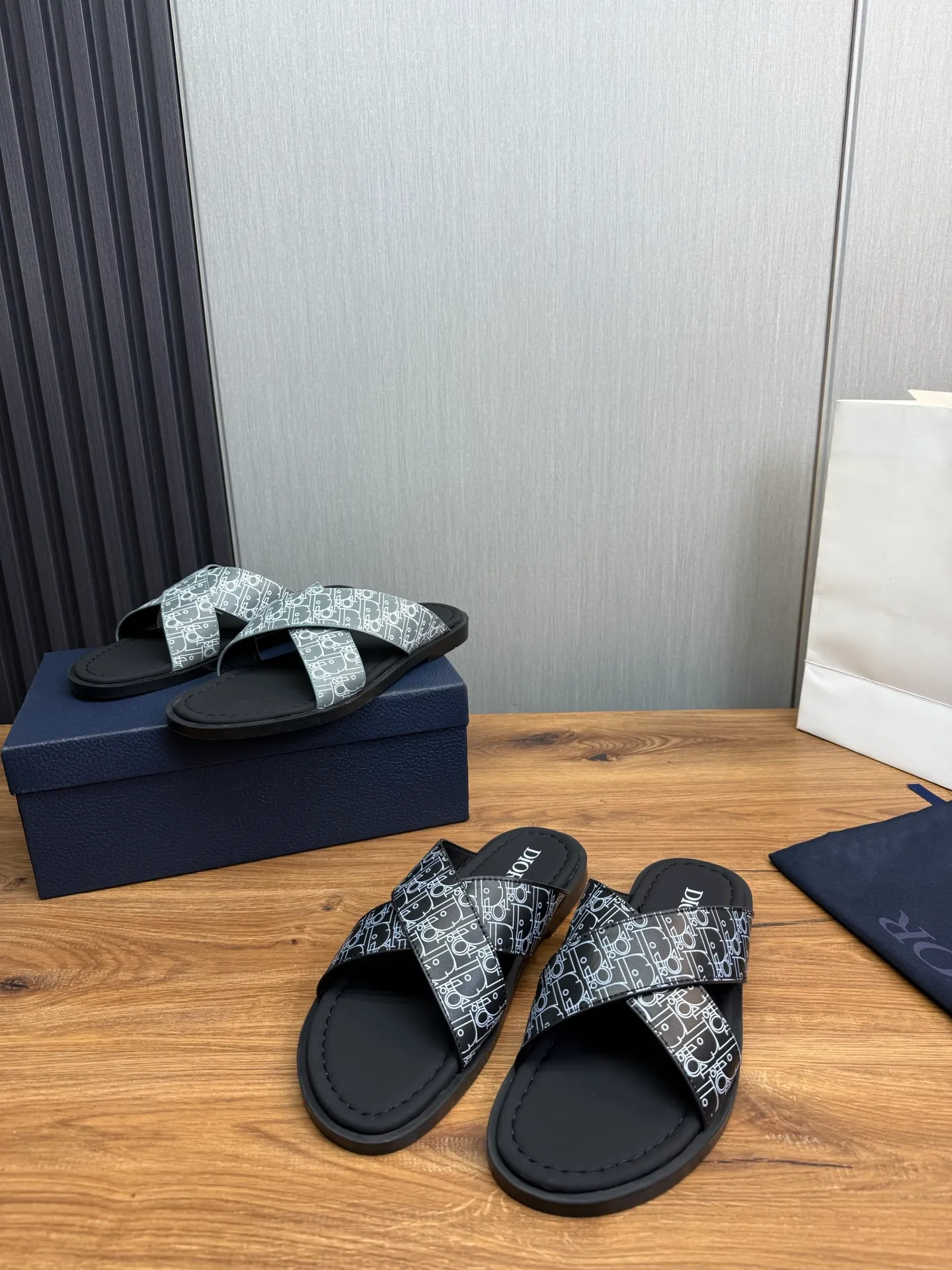 Men's shoes 💰300💰 Dior. Popular slippers hot sale 🔥 Available all year round ✅ Original original material 🩴 SIZE: 38-46 (45.46 non-refundable)